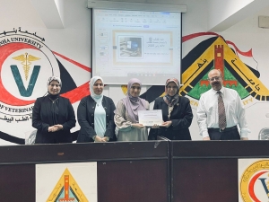 عميد الكلية تكرم الطلاب المتفوقين دراسيا