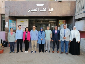 عميد كلية الطب البيطري تستقبل وفدا من جامعة وسط الصين الزراعية