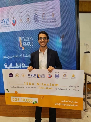** عميد كلية الطب البيطري بجامعة بنها يهنئ الطالب علي أسامة لحصوله على المركز الثالث على مستوى الجمهورية في مسابقة قادة الأنشطة الطلابية**