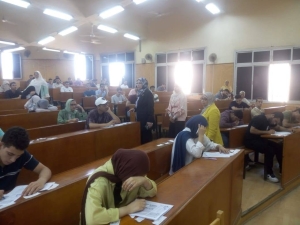 عميد الكلية تتفقد امتحانات نهاية العام وتطمئن على أبنائها الطلاب**